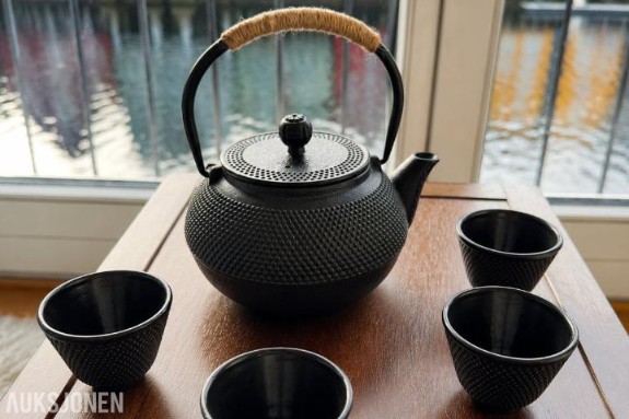 72-timers auksjon | Japansk-inspirert te-sett | 900 ml tekanne + 4 kopper og tesil