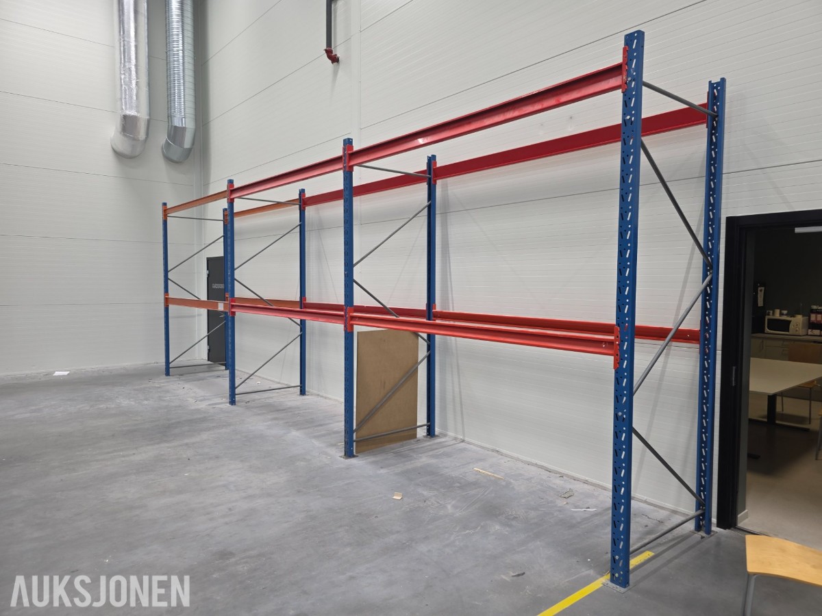 Pallereoler 3 fag H:300 B: 275cm. Selges som forevist 