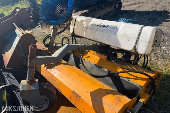 2016 Giant Plus 560-150 feiekost med SMS-feste, vanntank og sidekost