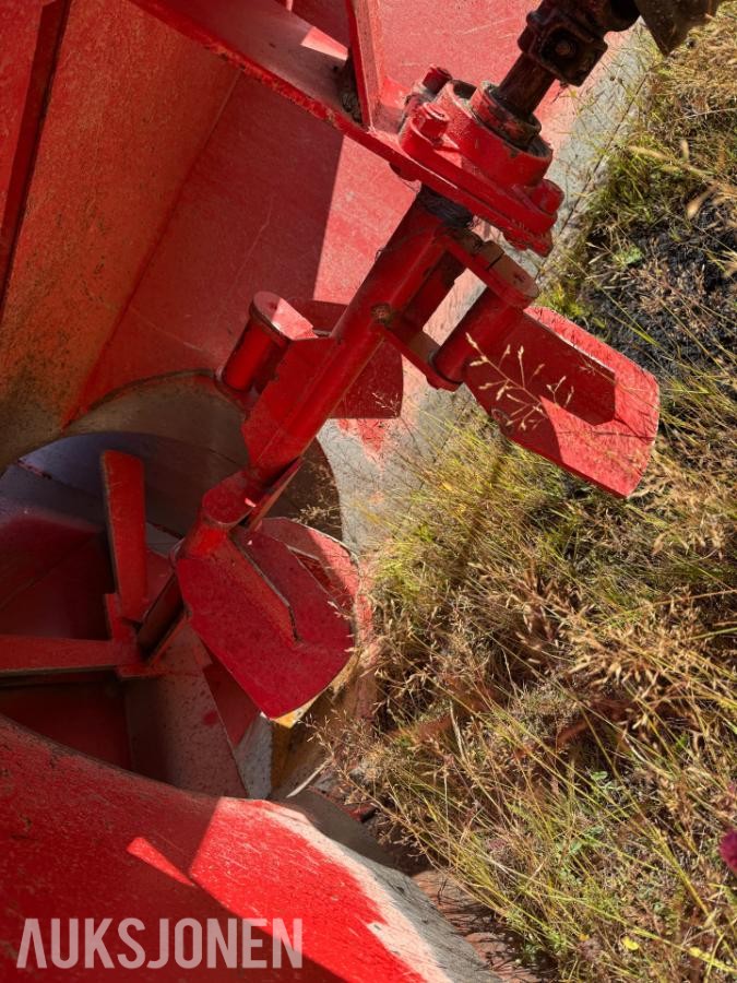 1983 Massey Ferguson 690 m/Snøfreser og 4 kjettinger