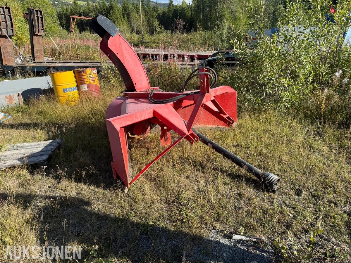1983 Massey Ferguson 690 m/Snøfreser og 4 kjettinger