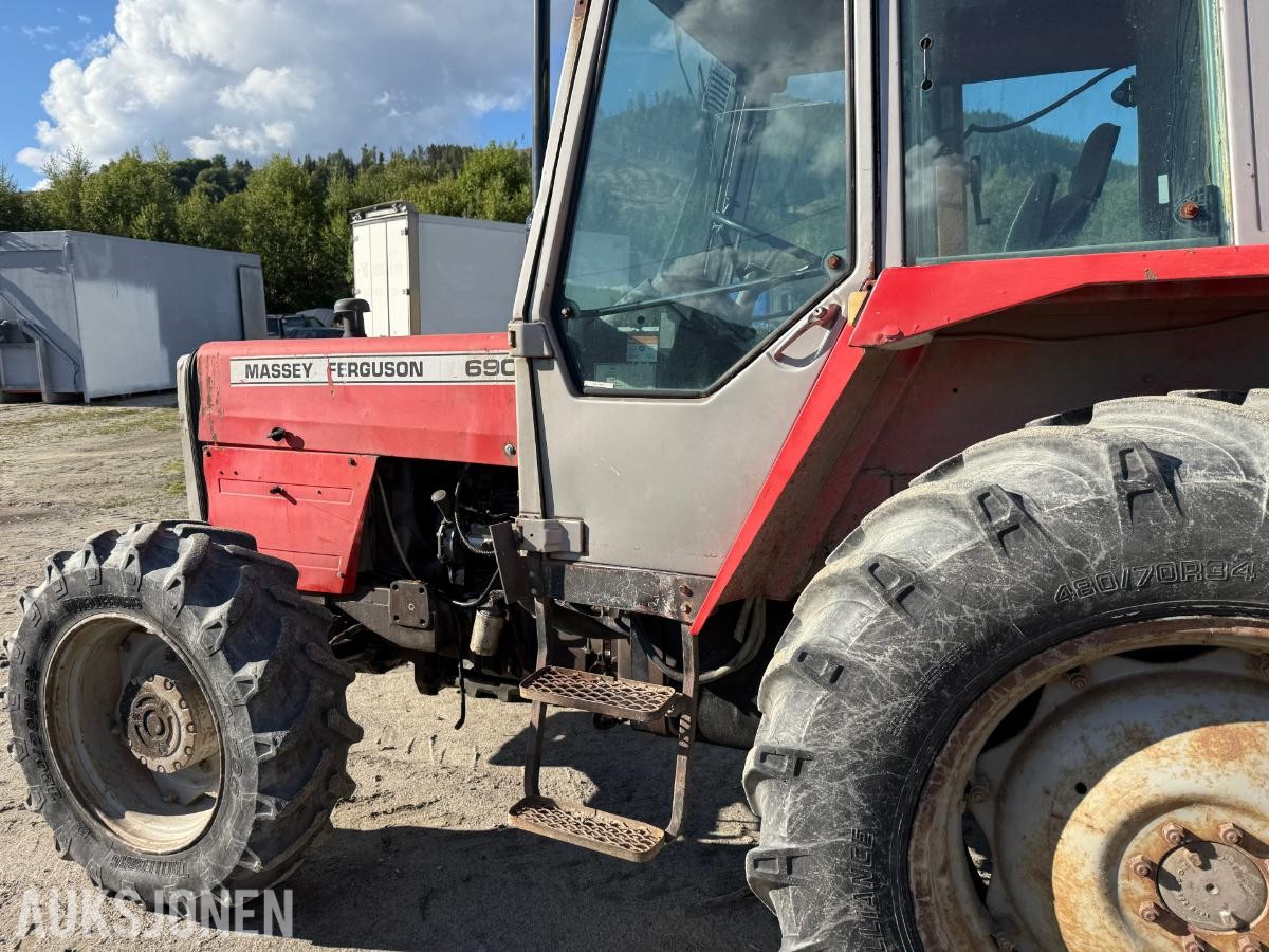 1983 Massey Ferguson 690 m/Snøfreser og 4 kjettinger