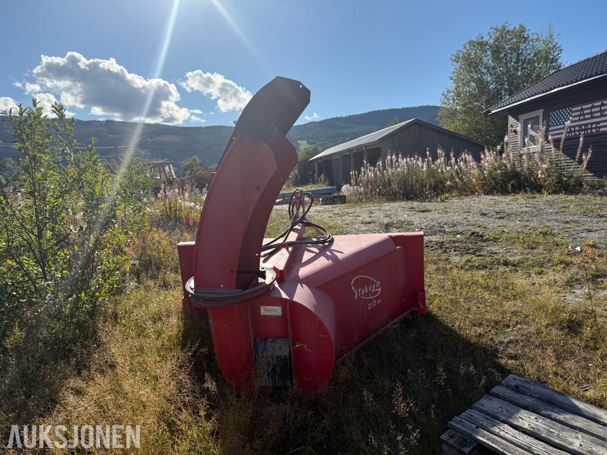 1983 Massey Ferguson 690 m/Snøfreser og 4 kjettinger
