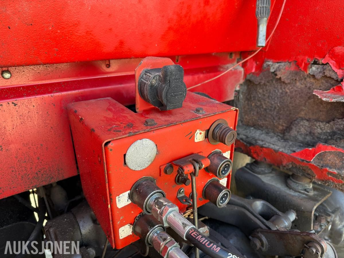 1983 Massey Ferguson 690 m/Snøfreser og 4 kjettinger