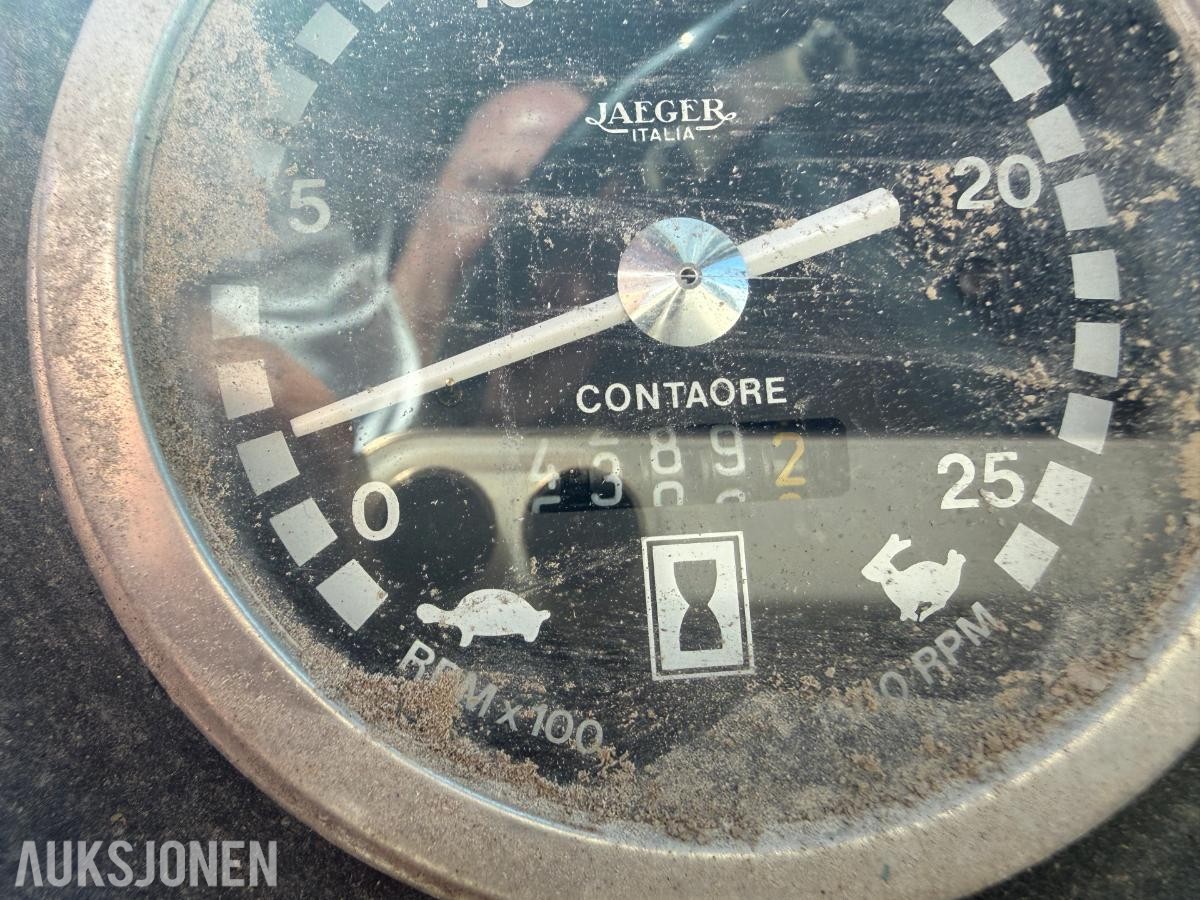 1983 Massey Ferguson 690 m/Snøfreser og 4 kjettinger