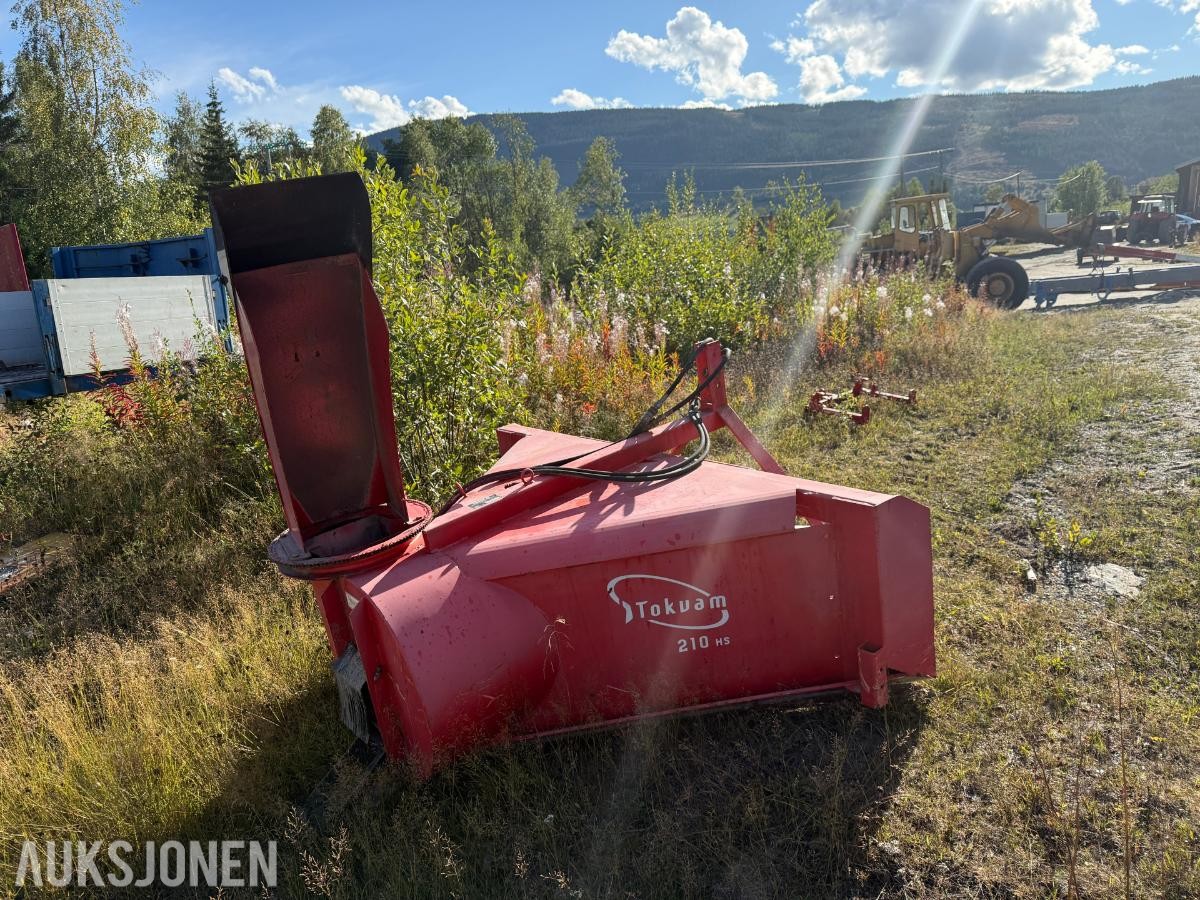 1983 Massey Ferguson 690 m/Snøfreser og 4 kjettinger