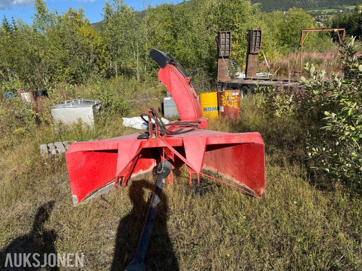 1983 Massey Ferguson 690 m/Snøfreser og 4 kjettinger