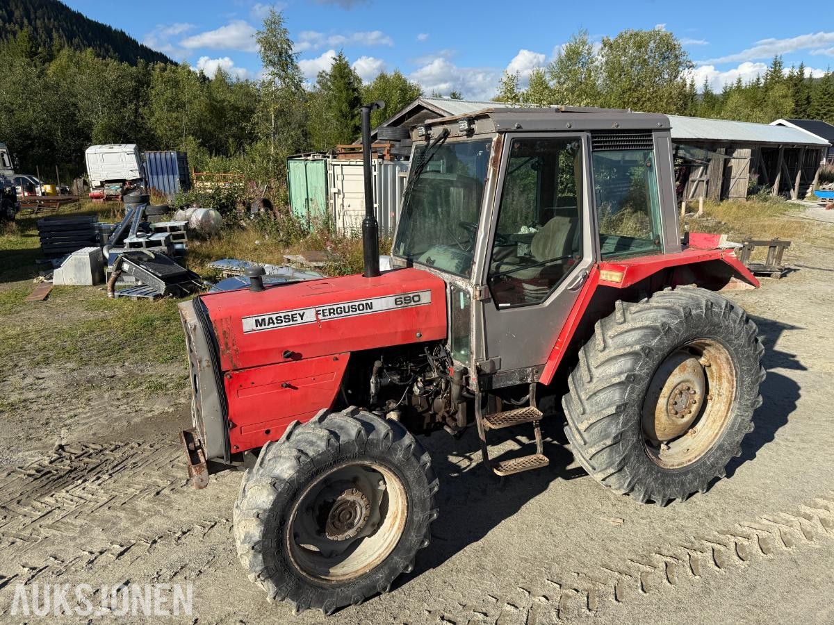 1983 Massey Ferguson 690 m/Snøfreser og 4 kjettinger