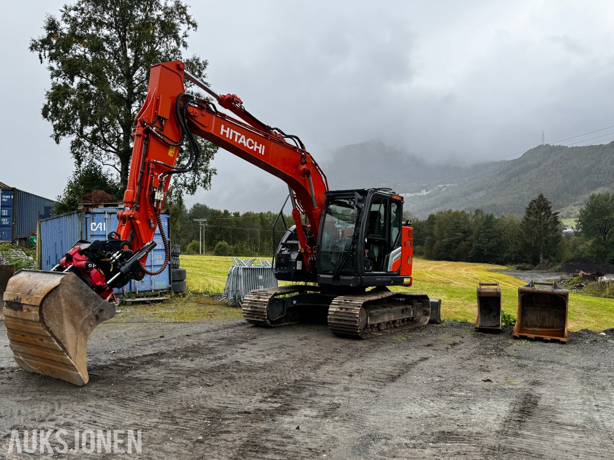 2023 Hitachi ZX135US-7 Gravemaskin - Gått 1388 timer - 3 skuffer - Rototilt - Sentralsmøring - Webasto - Sertifisert - Serviceavtale