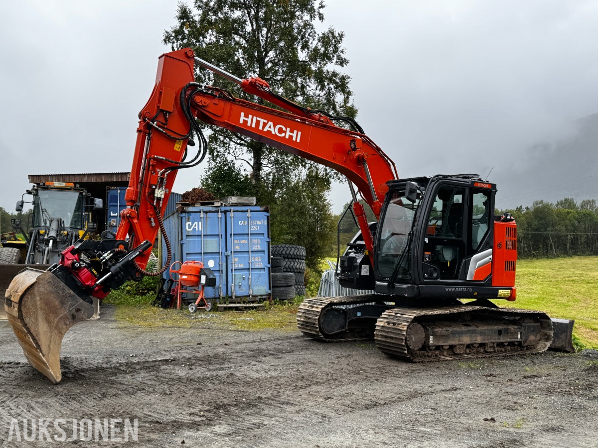 2023 Hitachi ZX135US-7 Gravemaskin - Gått 1388 timer - 3 skuffer - Rototilt - Sentralsmøring - Webasto - Sertifisert - Serviceavtale