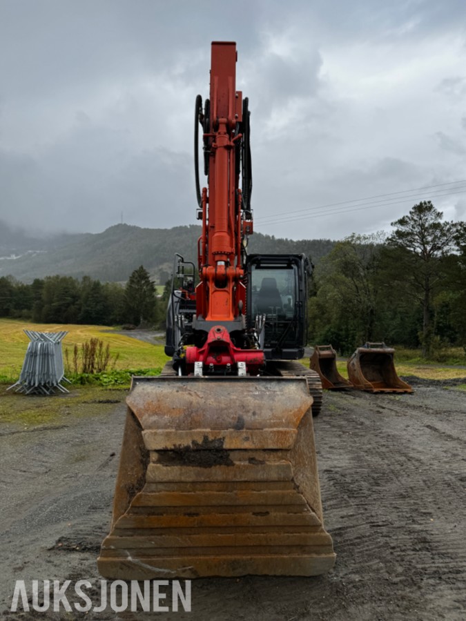2023 Hitachi ZX135US-7 Gravemaskin - Gått 1388 timer - 3 skuffer - Rototilt - Sentralsmøring - Webasto - Sertifisert - Serviceavtale