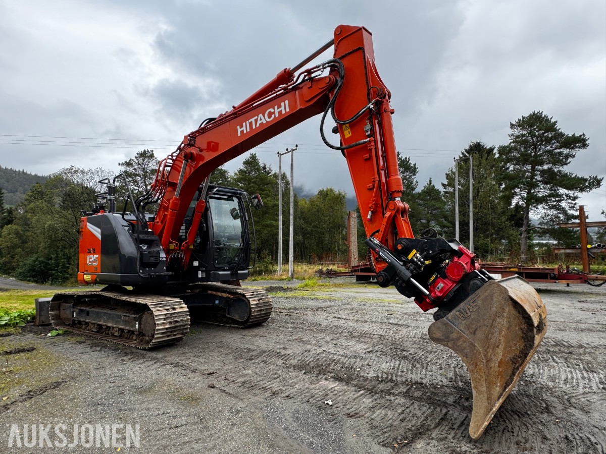 2023 Hitachi ZX135US-7 Gravemaskin - Gått 1388 timer - 3 skuffer - Rototilt - Sentralsmøring - Webasto - Sertifisert - Serviceavtale