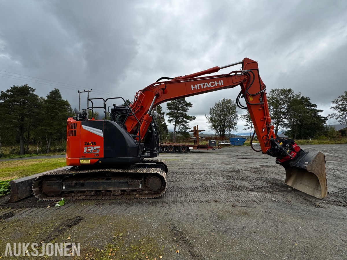 2023 Hitachi ZX135US-7 Gravemaskin - Gått 1388 timer - 3 skuffer - Rototilt - Sentralsmøring - Webasto - Sertifisert - Serviceavtale