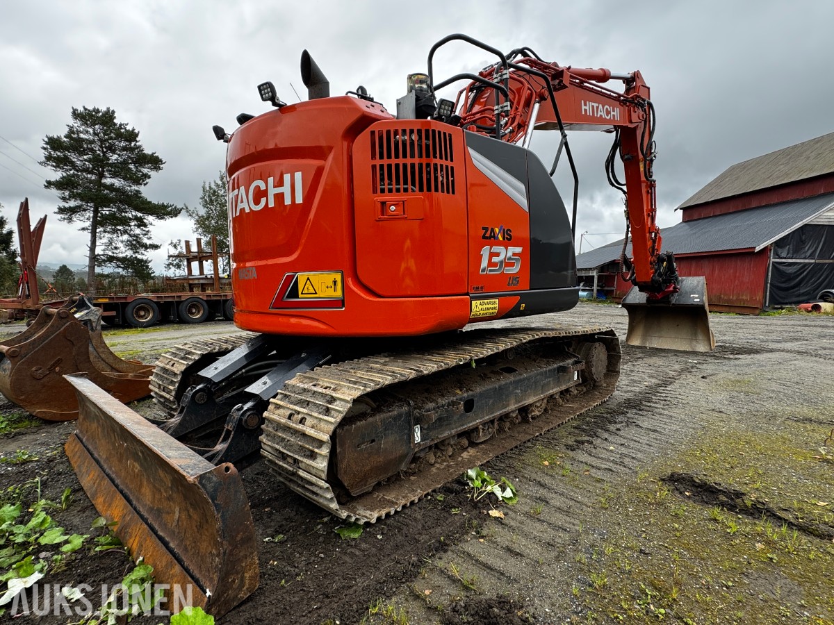 2023 Hitachi ZX135US-7 Gravemaskin - Gått 1388 timer - 3 skuffer - Rototilt - Sentralsmøring - Webasto - Sertifisert - Serviceavtale