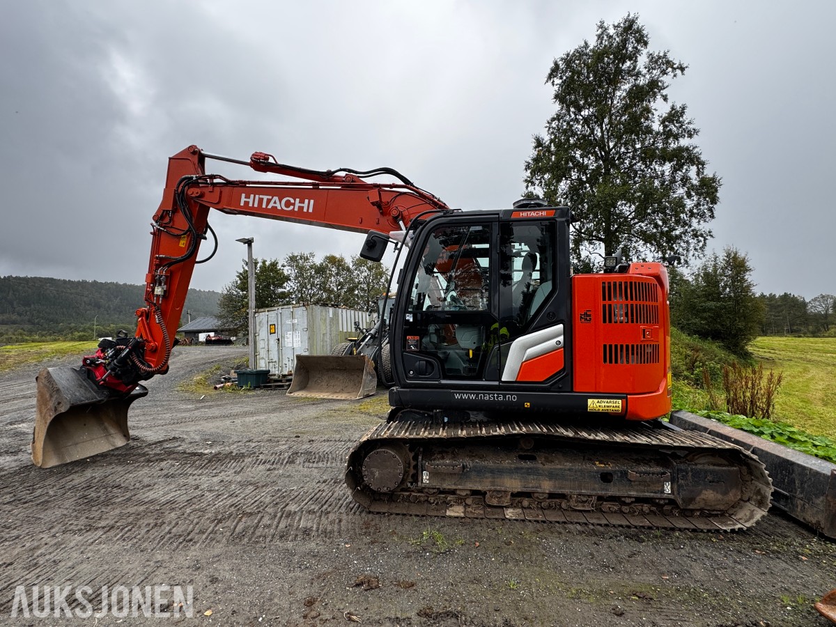 2023 Hitachi ZX135US-7 Gravemaskin - Gått 1388 timer - 3 skuffer - Rototilt - Sentralsmøring - Webasto - Sertifisert - Serviceavtale