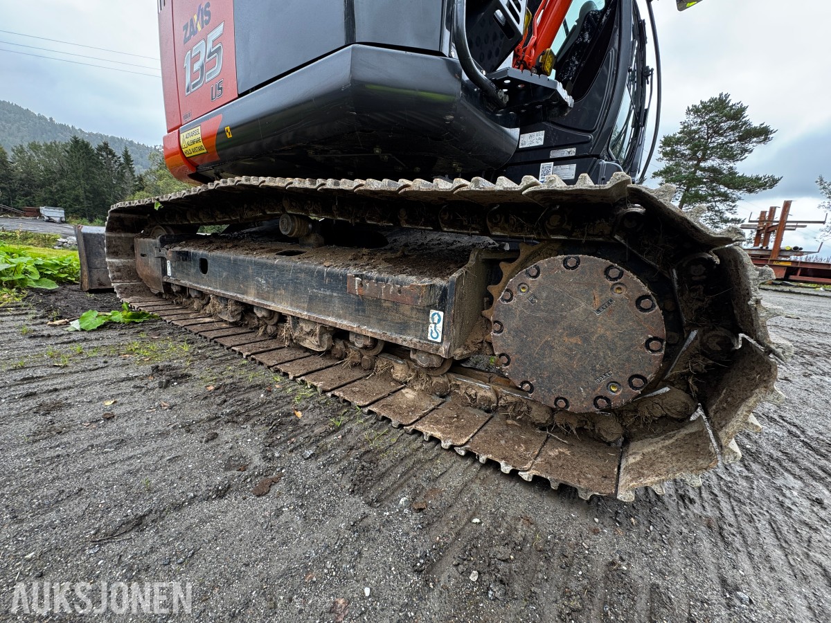 2023 Hitachi ZX135US-7 Gravemaskin - Gått 1388 timer - 3 skuffer - Rototilt - Sentralsmøring - Webasto - Sertifisert - Serviceavtale