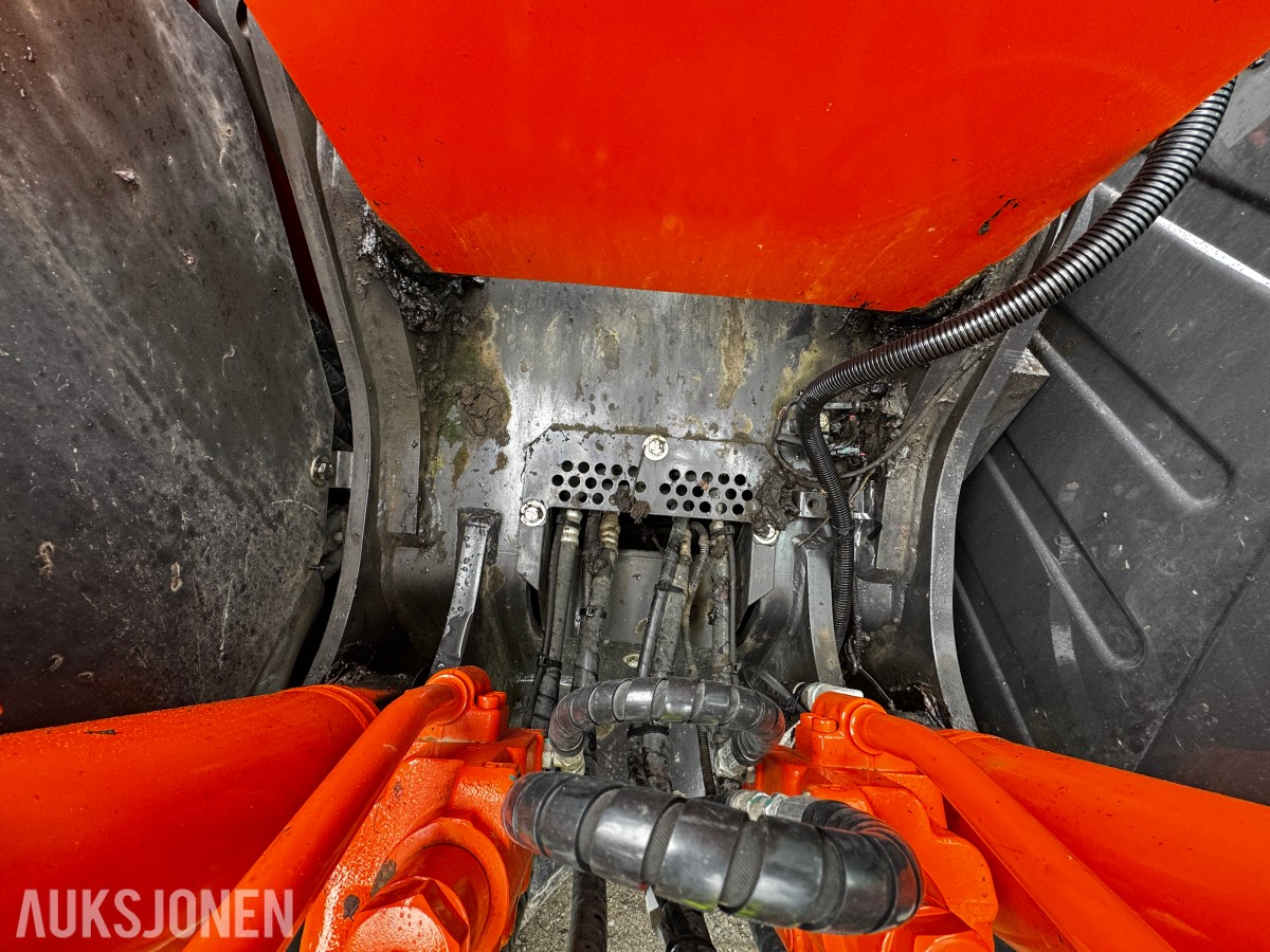 2023 Hitachi ZX135US-7 Gravemaskin - Gått 1388 timer - 3 skuffer - Rototilt - Sentralsmøring - Webasto - Sertifisert - Serviceavtale