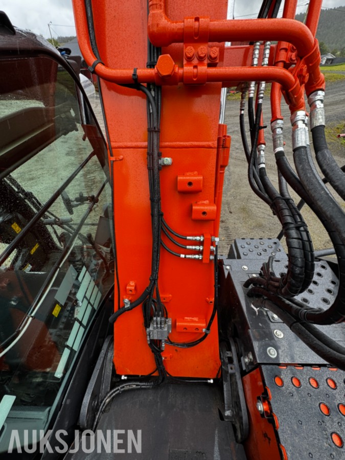 2023 Hitachi ZX135US-7 Gravemaskin - Gått 1388 timer - 3 skuffer - Rototilt - Sentralsmøring - Webasto - Sertifisert - Serviceavtale