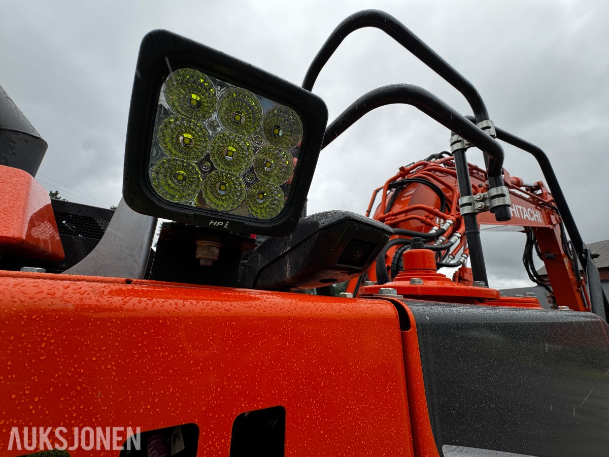 2023 Hitachi ZX135US-7 Gravemaskin - Gått 1388 timer - 3 skuffer - Rototilt - Sentralsmøring - Webasto - Sertifisert - Serviceavtale