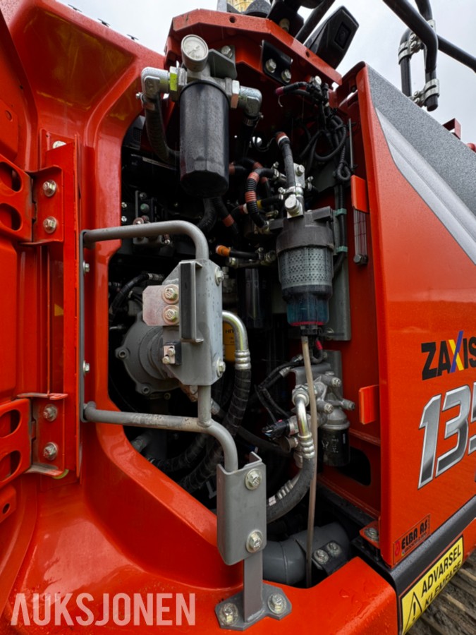 2023 Hitachi ZX135US-7 Gravemaskin - Gått 1388 timer - 3 skuffer - Rototilt - Sentralsmøring - Webasto - Sertifisert - Serviceavtale