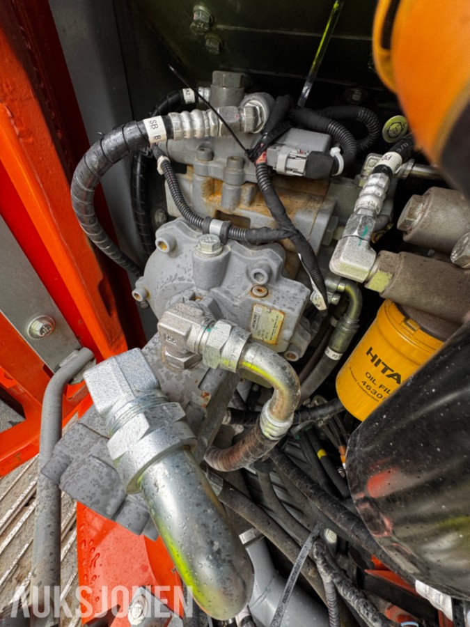2023 Hitachi ZX135US-7 Gravemaskin - Gått 1388 timer - 3 skuffer - Rototilt - Sentralsmøring - Webasto - Sertifisert - Serviceavtale