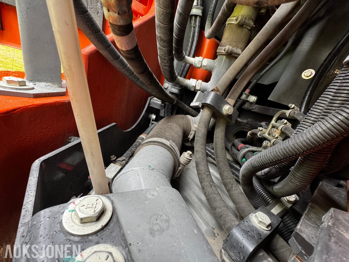2023 Hitachi ZX135US-7 Gravemaskin - Gått 1388 timer - 3 skuffer - Rototilt - Sentralsmøring - Webasto - Sertifisert - Serviceavtale