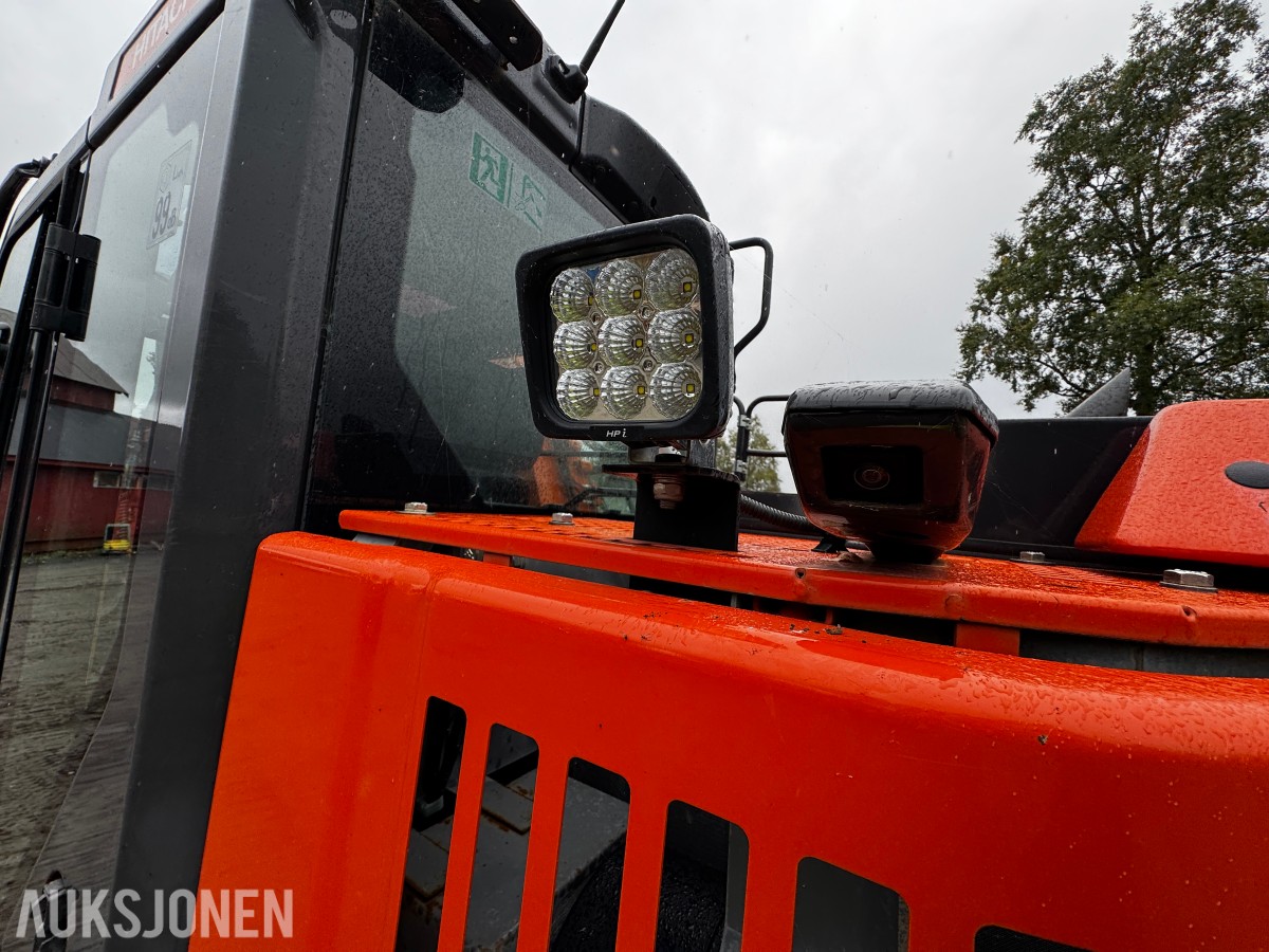 2023 Hitachi ZX135US-7 Gravemaskin - Gått 1388 timer - 3 skuffer - Rototilt - Sentralsmøring - Webasto - Sertifisert - Serviceavtale