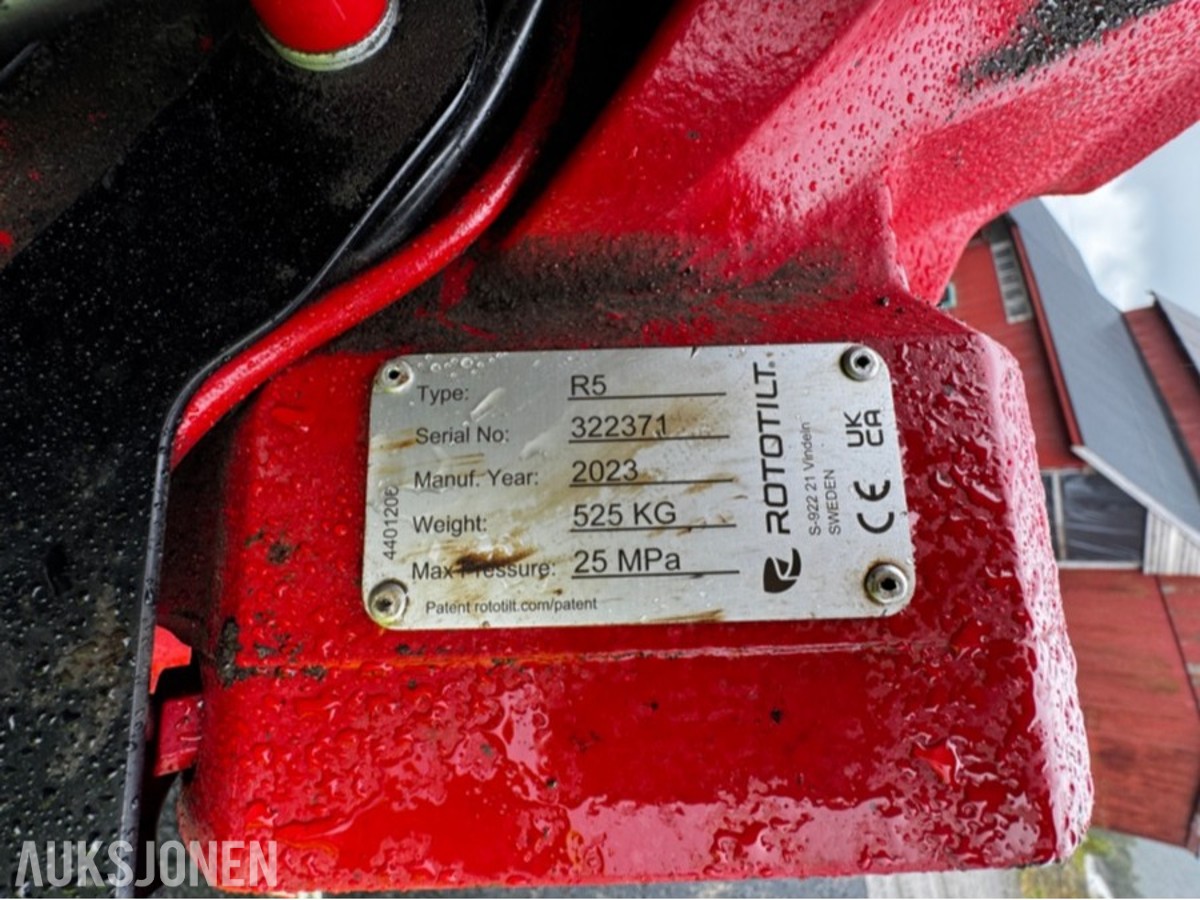2023 Hitachi ZX135US-7 Gravemaskin - Gått 1388 timer - 3 skuffer - Rototilt - Sentralsmøring - Webasto - Sertifisert - Serviceavtale