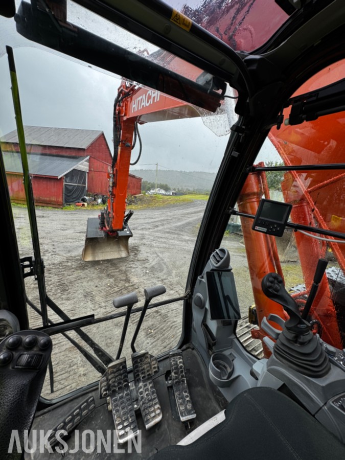 2023 Hitachi ZX135US-7 Gravemaskin - Gått 1388 timer - 3 skuffer - Rototilt - Sentralsmøring - Webasto - Sertifisert - Serviceavtale