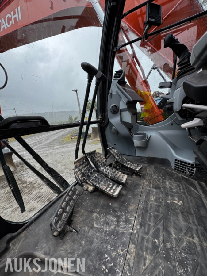 2023 Hitachi ZX135US-7 Gravemaskin - Gått 1388 timer - 3 skuffer - Rototilt - Sentralsmøring - Webasto - Sertifisert - Serviceavtale