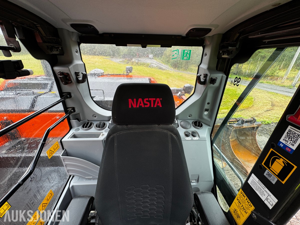 2023 Hitachi ZX135US-7 Gravemaskin - Gått 1388 timer - 3 skuffer - Rototilt - Sentralsmøring - Webasto - Sertifisert - Serviceavtale