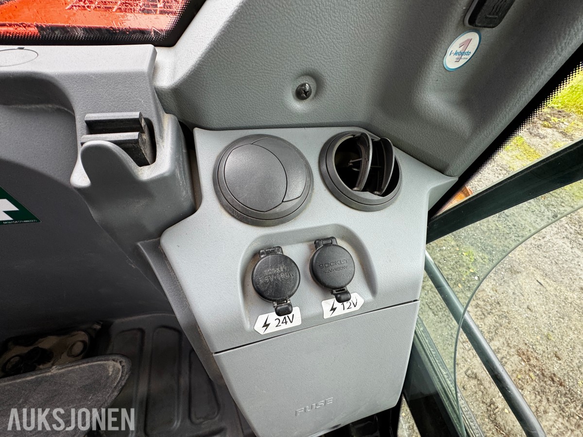 2023 Hitachi ZX135US-7 Gravemaskin - Gått 1388 timer - 3 skuffer - Rototilt - Sentralsmøring - Webasto - Sertifisert - Serviceavtale