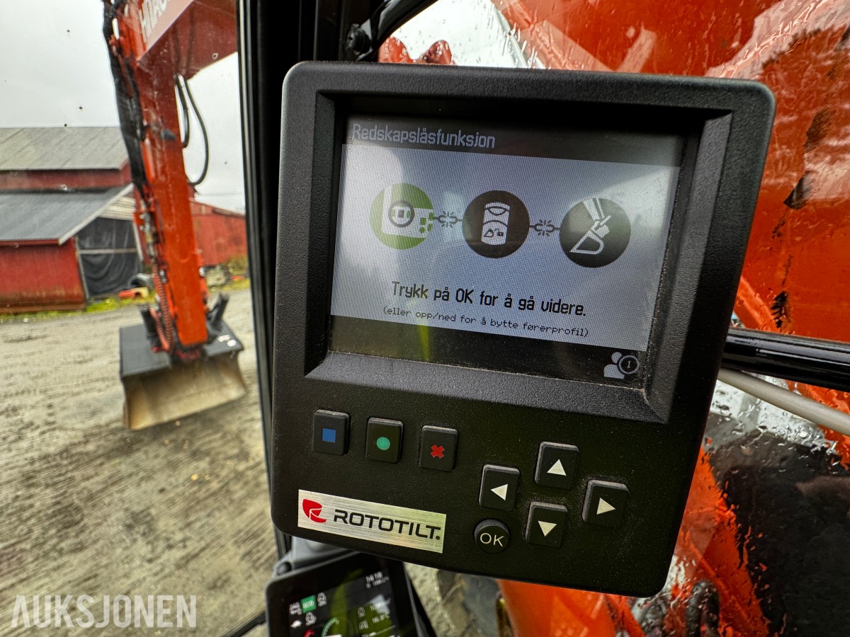 2023 Hitachi ZX135US-7 Gravemaskin - Gått 1388 timer - 3 skuffer - Rototilt - Sentralsmøring - Webasto - Sertifisert - Serviceavtale