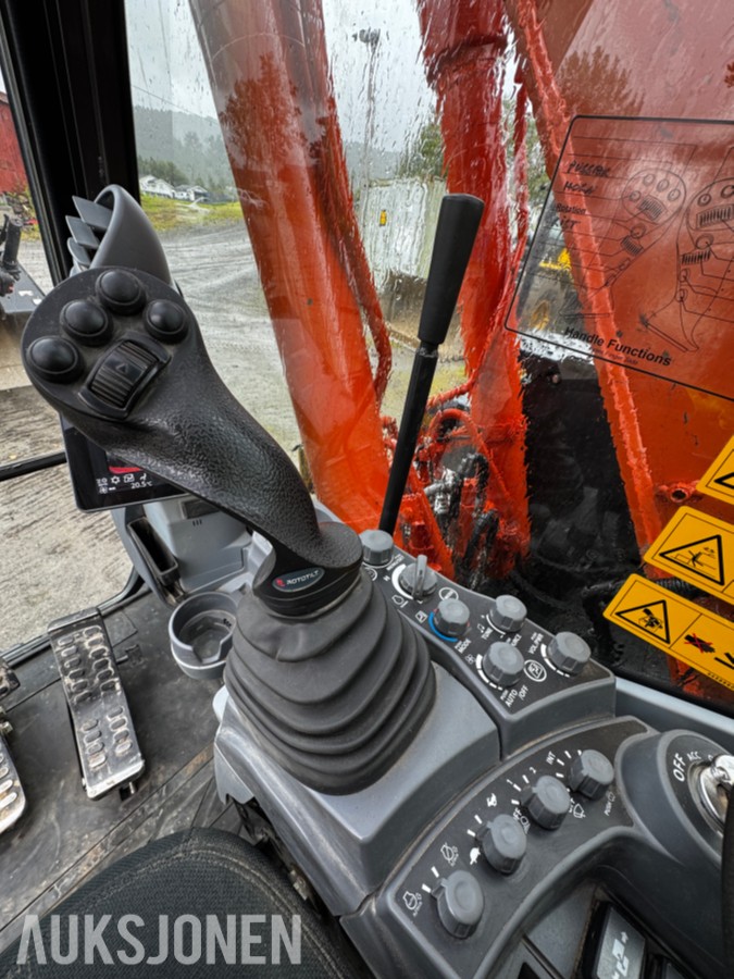 2023 Hitachi ZX135US-7 Gravemaskin - Gått 1388 timer - 3 skuffer - Rototilt - Sentralsmøring - Webasto - Sertifisert - Serviceavtale