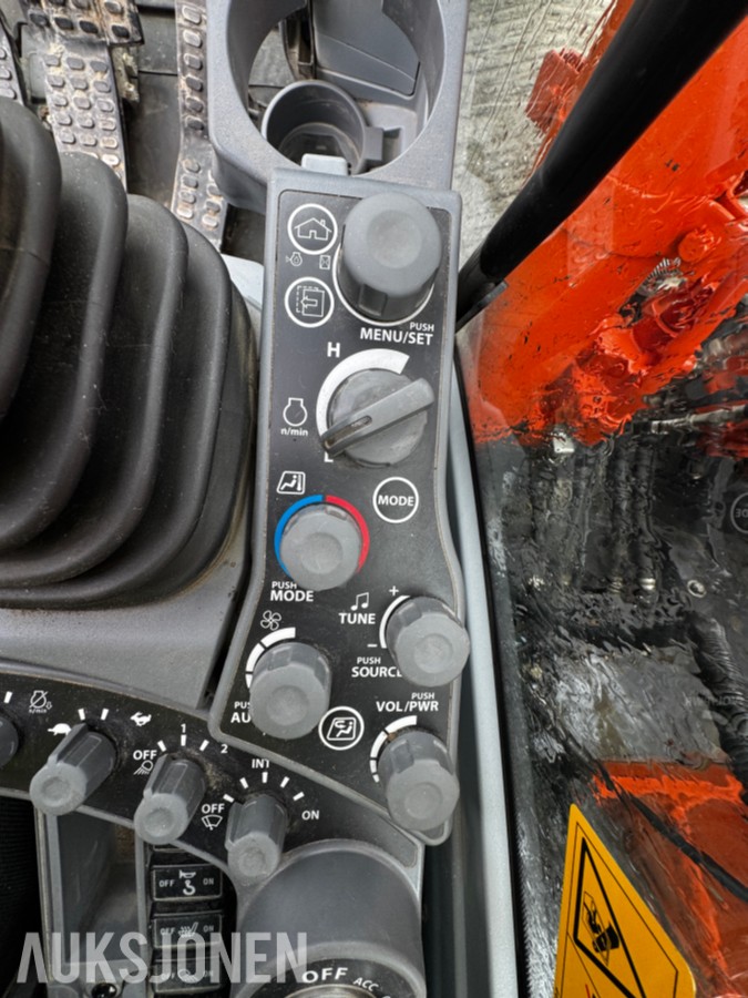 2023 Hitachi ZX135US-7 Gravemaskin - Gått 1388 timer - 3 skuffer - Rototilt - Sentralsmøring - Webasto - Sertifisert - Serviceavtale