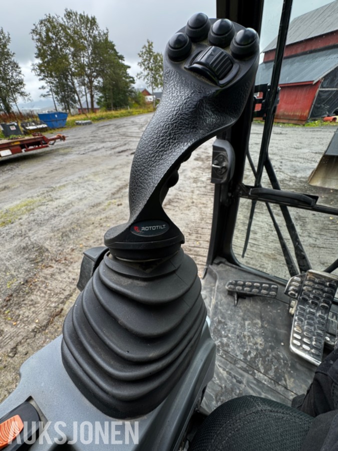 2023 Hitachi ZX135US-7 Gravemaskin - Gått 1388 timer - 3 skuffer - Rototilt - Sentralsmøring - Webasto - Sertifisert - Serviceavtale
