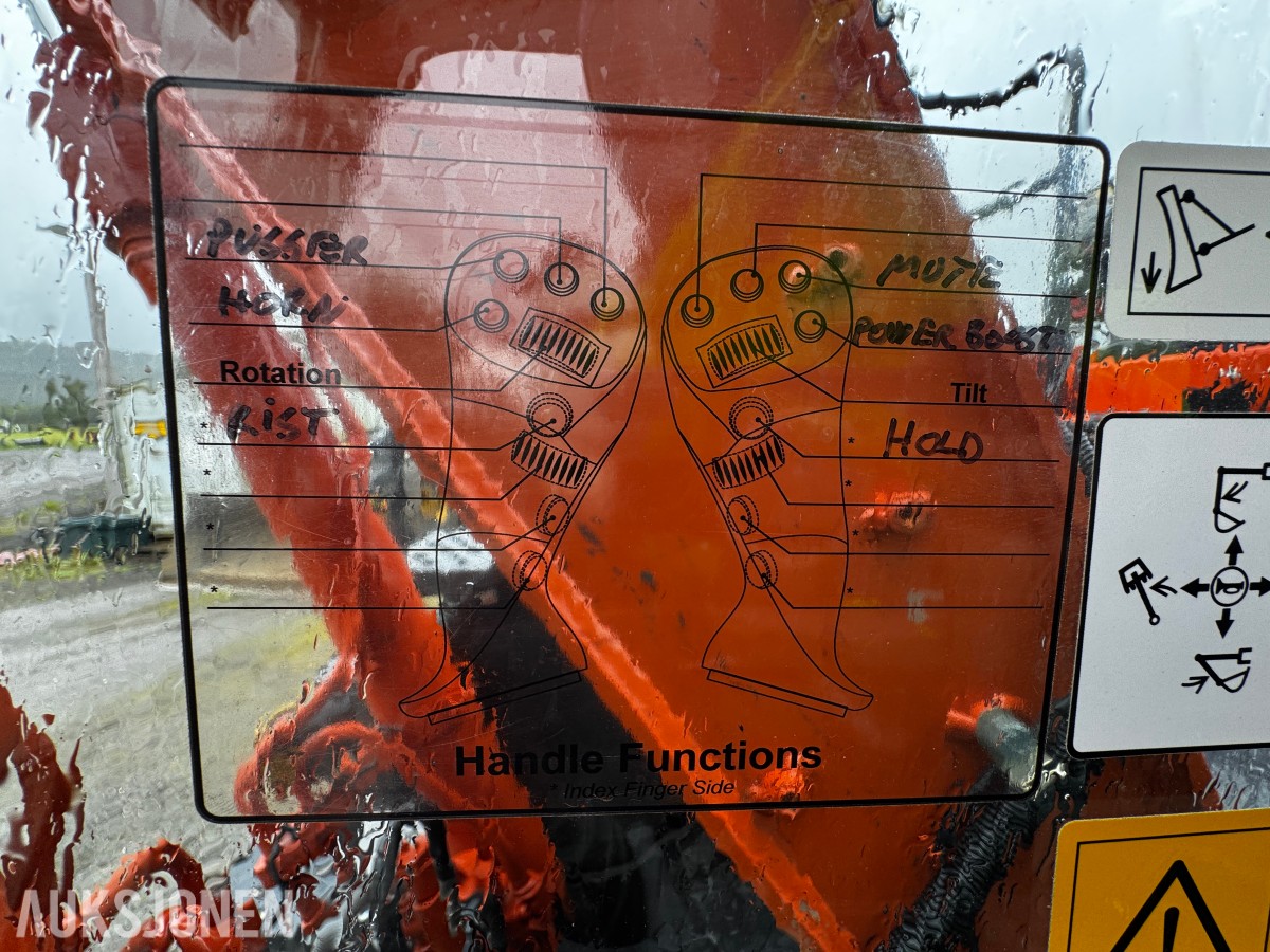 2023 Hitachi ZX135US-7 Gravemaskin - Gått 1388 timer - 3 skuffer - Rototilt - Sentralsmøring - Webasto - Sertifisert - Serviceavtale