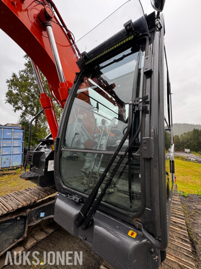 2023 Hitachi ZX135US-7 Gravemaskin - Gått 1388 timer - 3 skuffer - Rototilt - Sentralsmøring - Webasto - Sertifisert - Serviceavtale