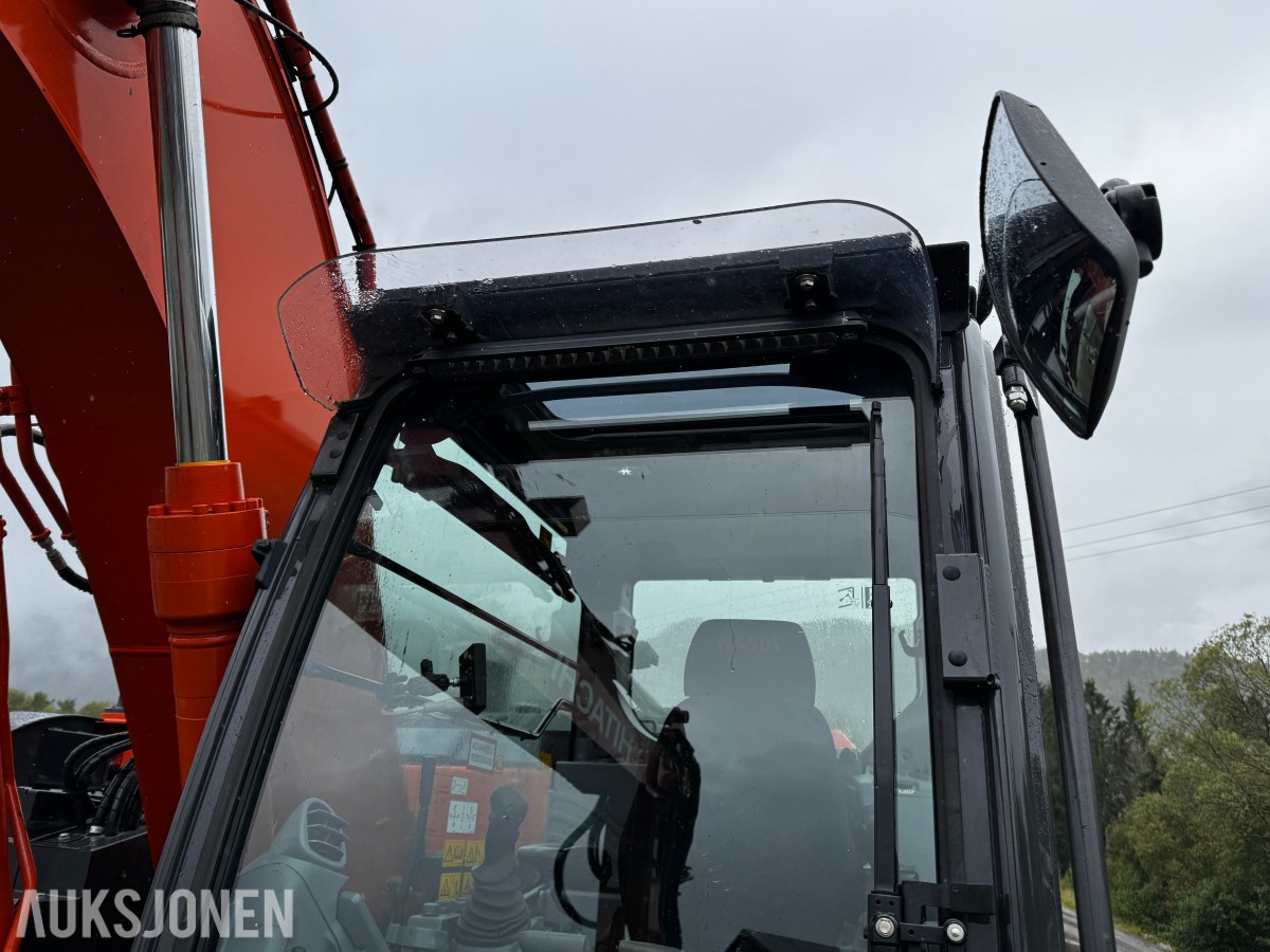 2023 Hitachi ZX135US-7 Gravemaskin - Gått 1388 timer - 3 skuffer - Rototilt - Sentralsmøring - Webasto - Sertifisert - Serviceavtale