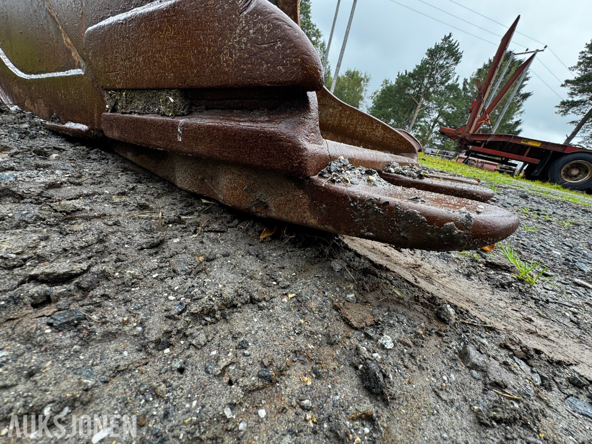 2023 Hitachi ZX135US-7 Gravemaskin - Gått 1388 timer - 3 skuffer - Rototilt - Sentralsmøring - Webasto - Sertifisert - Serviceavtale