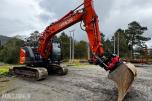 2023 Hitachi ZX135US-7 Gravemaskin - Gått 1388 timer - 3 skuffer - Rototilt - Sentralsmøring - Webasto - Sertifisert - Serviceavtale