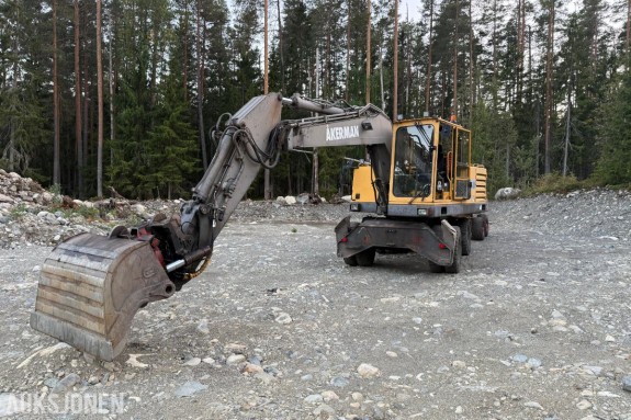 1997 Åkerman Hjulgraver m/Tiltrotator og 2 skuffer m/Moi boggihenger - MVA FRI