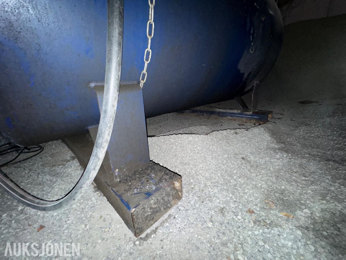 2008 Dieseltank 2750 liter med pumpe og telleverk 