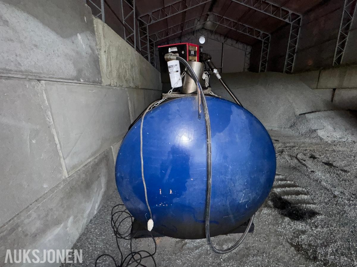 2008 Dieseltank 2750 liter med pumpe og telleverk 
