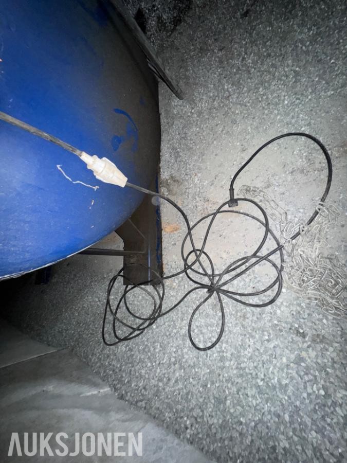 2008 Dieseltank 2750 liter med pumpe og telleverk 