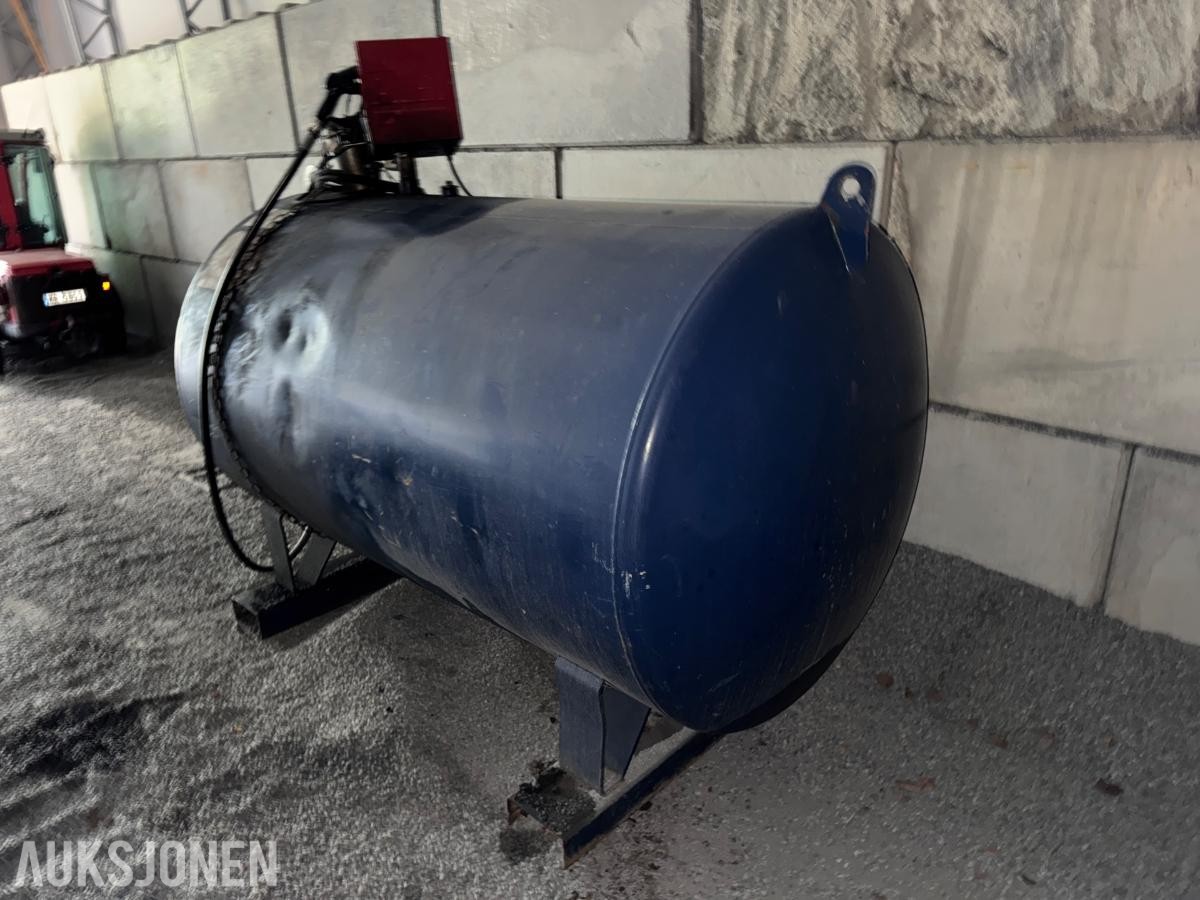 2008 Dieseltank 2750 liter med pumpe og telleverk 