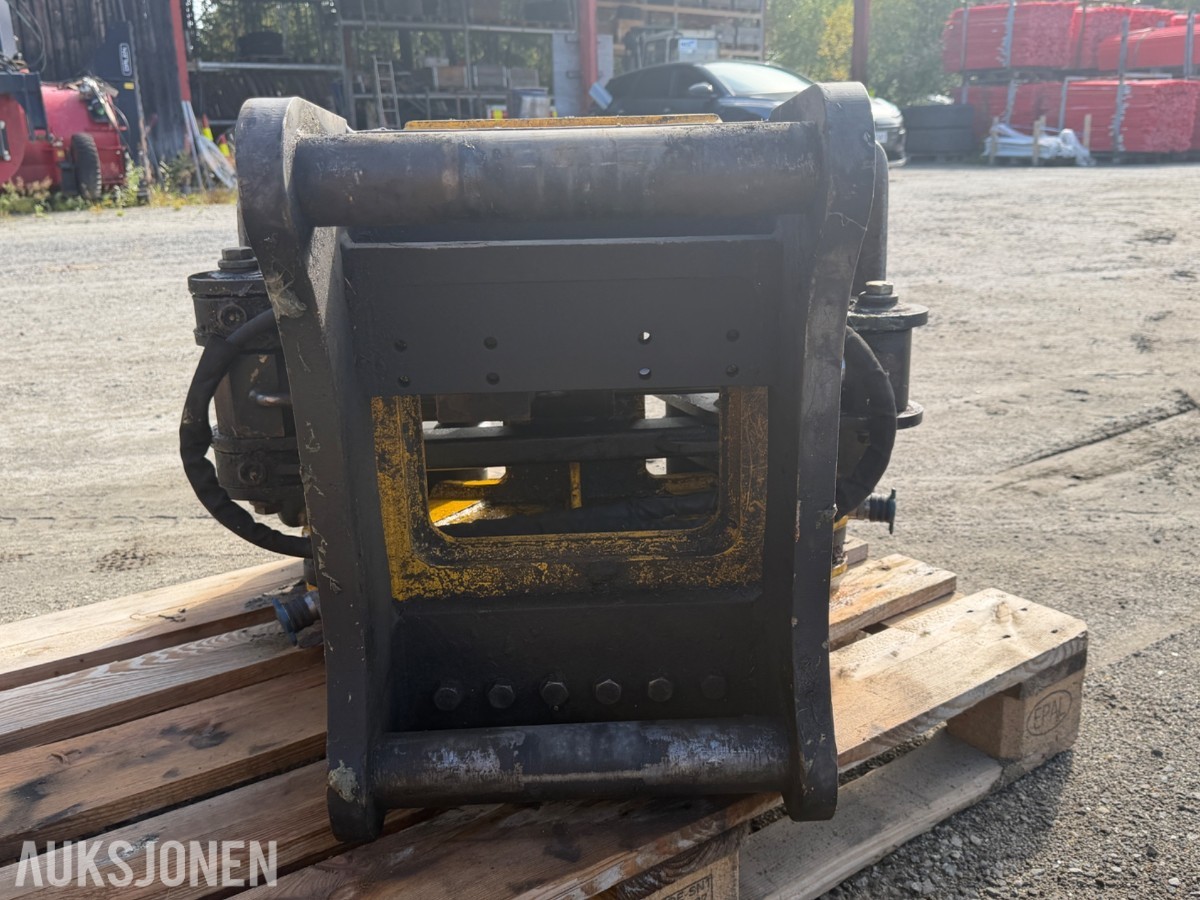 Engcon hydraulisk tømmerklype med S60-feste og EC-Oil Ready