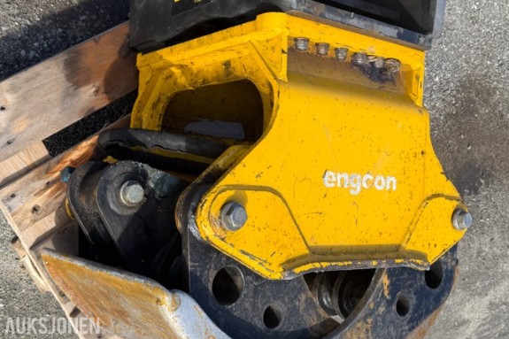 Engcon hydraulisk tømmerklype med S60-feste og EC-Oil Ready