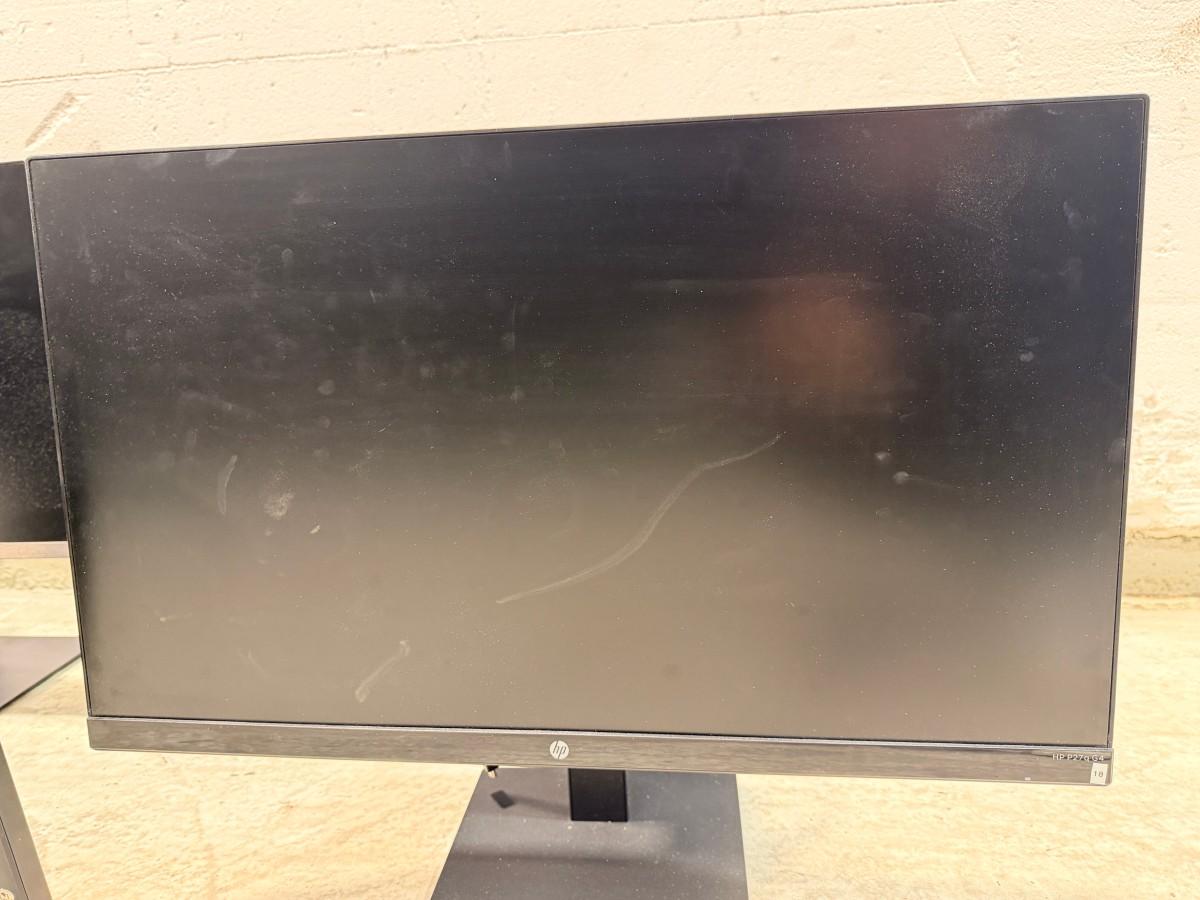 Parti med 8 PC-skjermer og 4 Lenovo USB-C-dokkingstasjoner