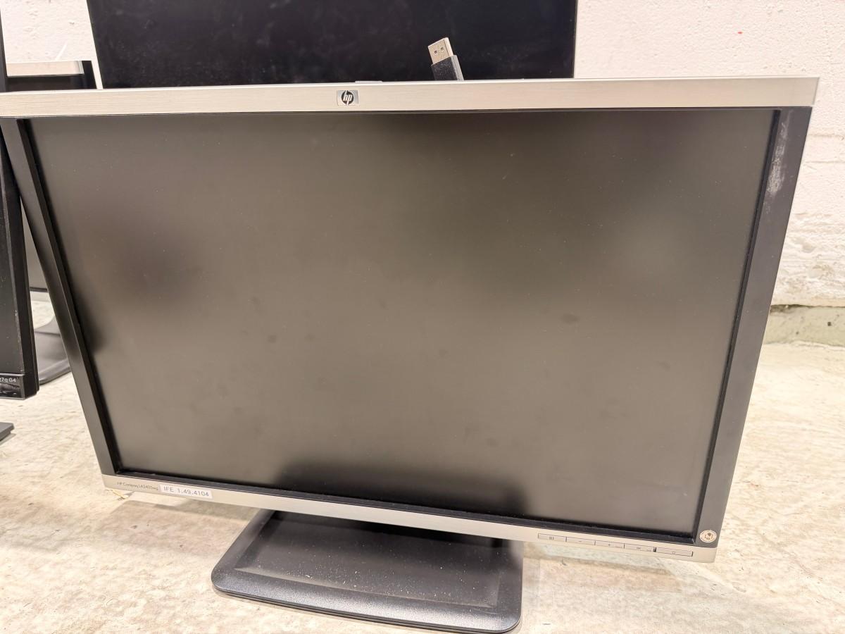 Parti med 8 PC-skjermer og 4 Lenovo USB-C-dokkingstasjoner